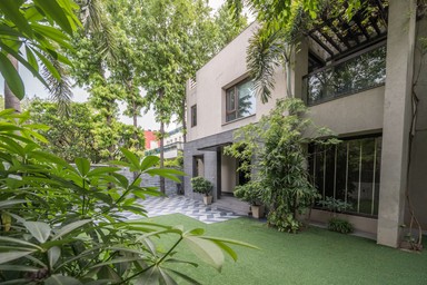 mm75ec6dk47kgs7hx6d Sotheby's International Realty® Listing 1/1  Contact Agent  overview Save Maharani Bagh New Delhi, Delhi India   Price Price Upon Request Bedrooms 5 Bathrooms 5 Full Exterior 0.1643 Acre(s) 665 m²